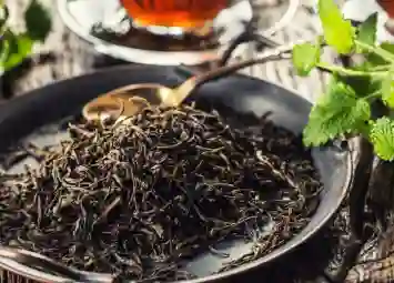 Hồng Trà Là Gì? Hành Trình Từ Một Sự Cố Thành Tuyệt Tác Trà Đen Được Yêu Thích Nhất